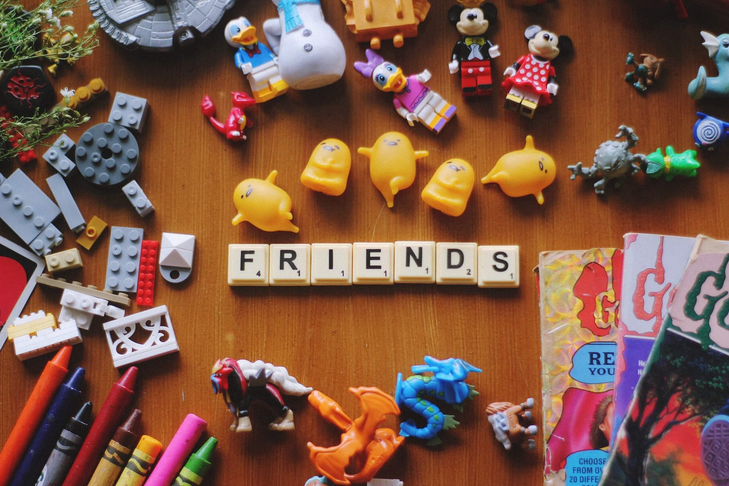 「FRIENDS」というブロックが中央に置かれた画像