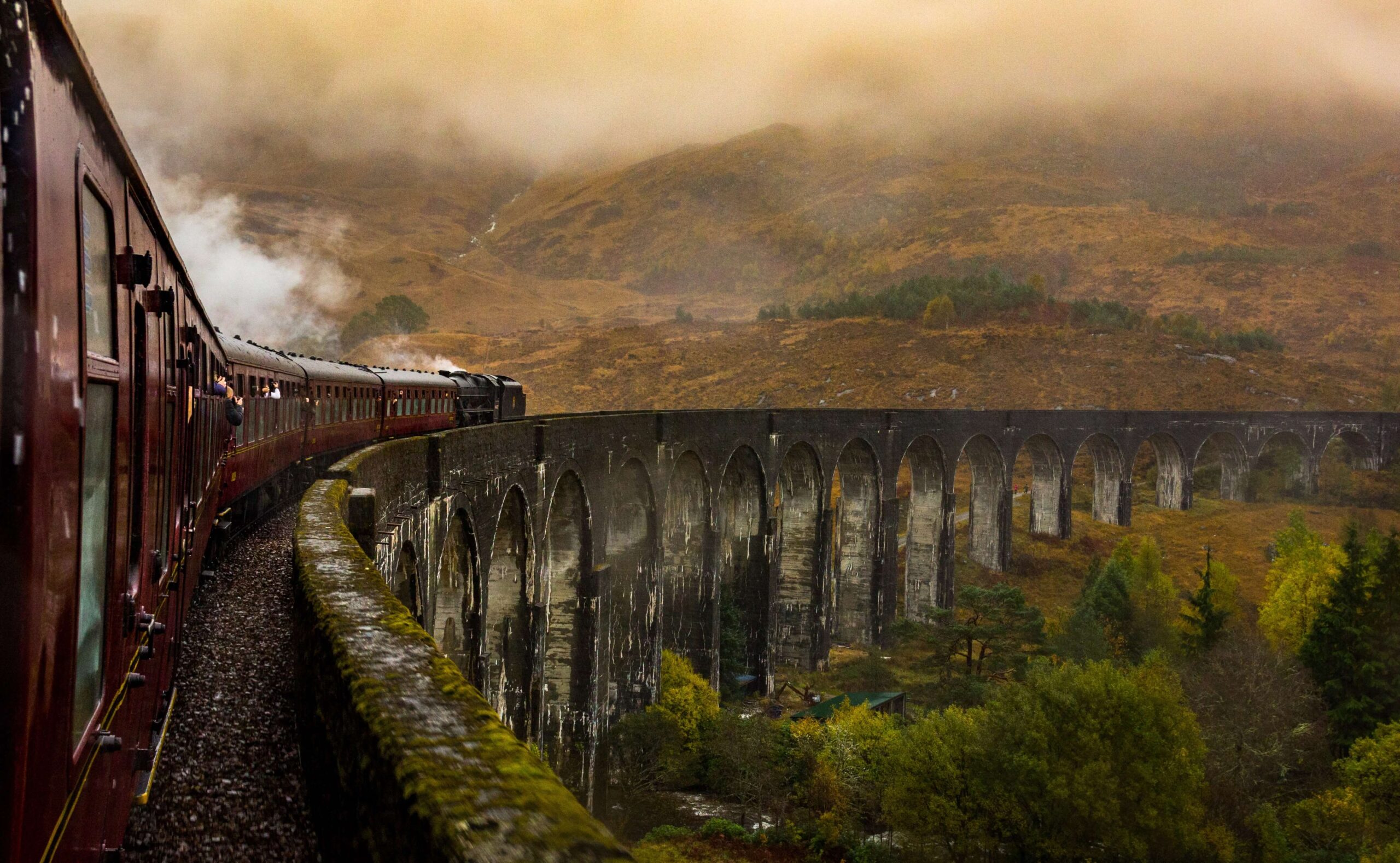 橋の上を渡る汽車の画像