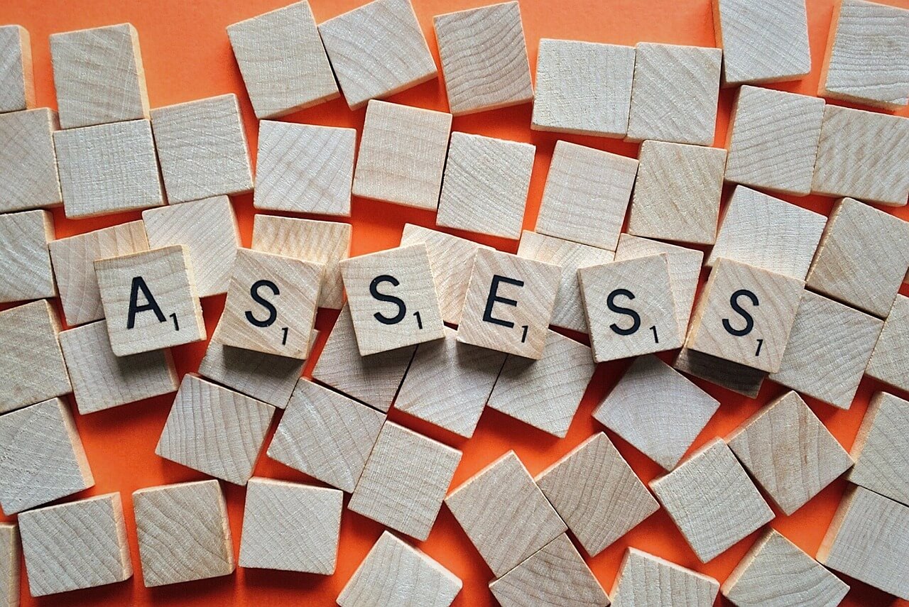 ASSESSと書かれたブロックの画像