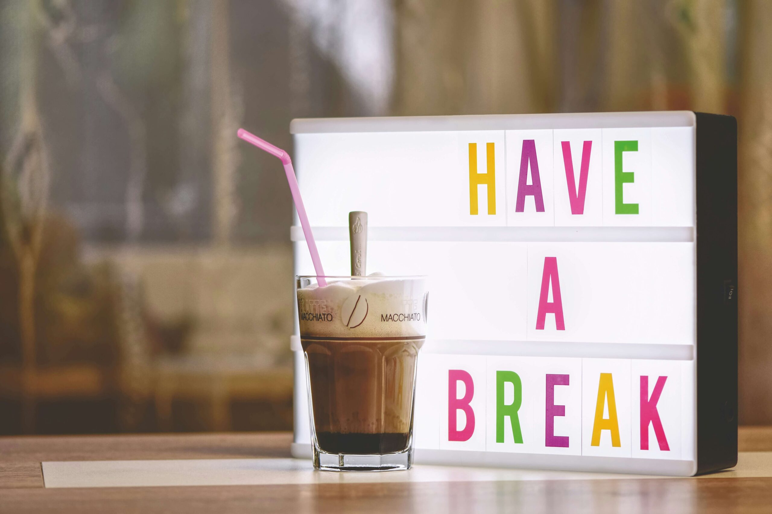 「HAVE A BREAK」と書かれたボードの前に置かれたコーヒーの画像