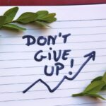 ノートに「Don't give up!」と書かれた画像