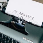 タイプライターから出力された紙に「Be Amazing」と書かれている画像