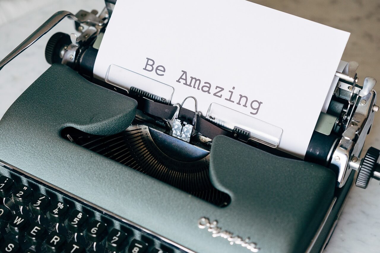 タイプライターから出力された紙に「Be Amazing」と書かれている画像