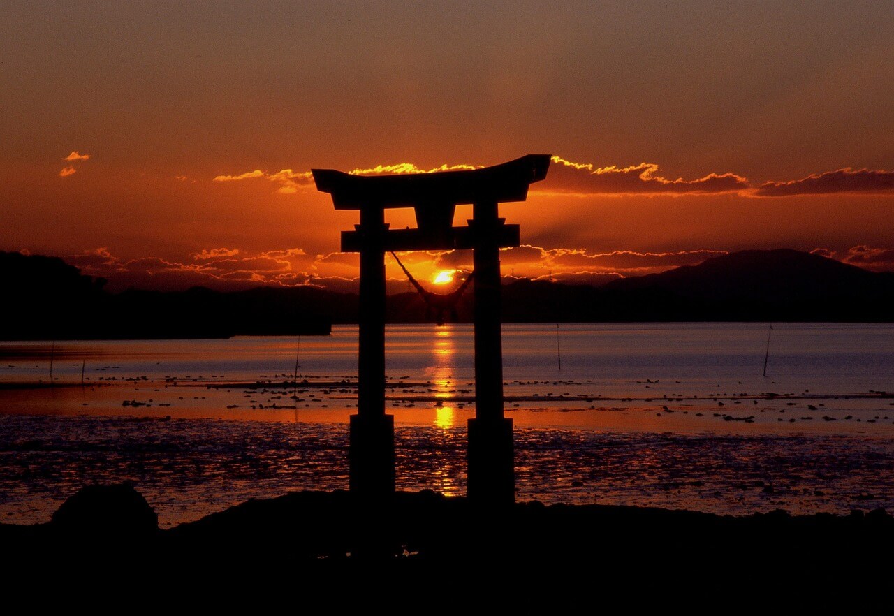 日の出と鳥居の画像