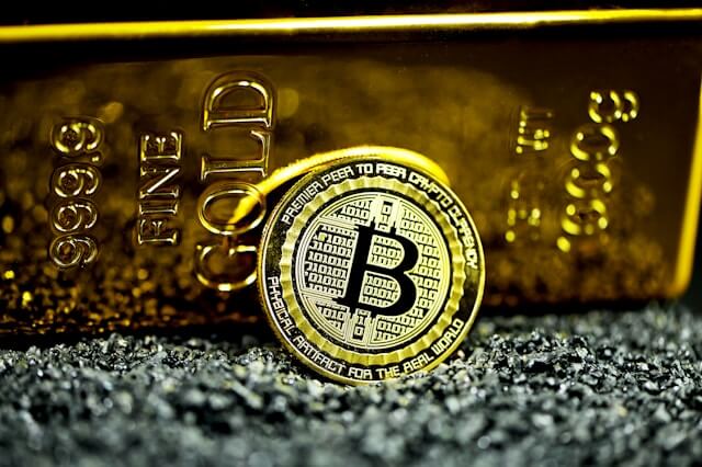 金と銀の丸いコインの写真