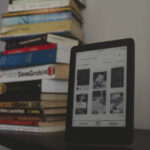 積み重なった本とタブレット