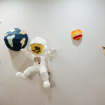宇宙や宇宙飛行士のアイテムが壁にくっついている画像