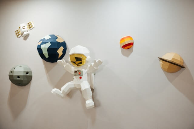 宇宙や宇宙飛行士のアイテムが壁にくっついている画像
