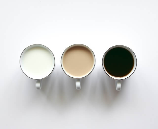 ミルク、カフェオレ、コーヒーのカップ