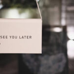 see you laterと書かれた看板がぶら下がっている画像