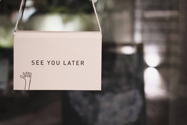 see you laterと書かれた看板がぶら下がっている画像