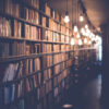 ライトが点灯した図書館の写真