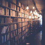 ライトが点灯した図書館の写真