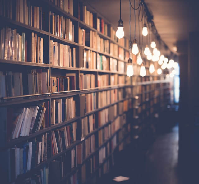 ライトが点灯した図書館の写真